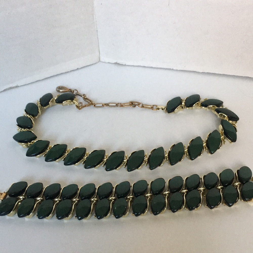 Jade-look and gold-tone necklace and bracelet set
